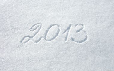 雪地上手写的2013新年数字特写