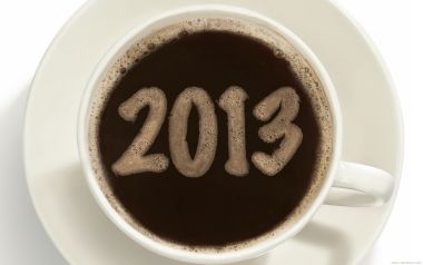 俯拍视角下咖啡泡沫呈现2013新年数字