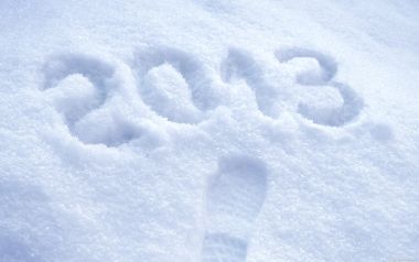 雪地中手写的2013数字与脚印特写