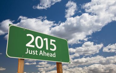 蓝天白云下的绿色路牌：2015 Just Ahead