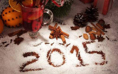 2015新年庆祝：热红酒与香料雪景特写