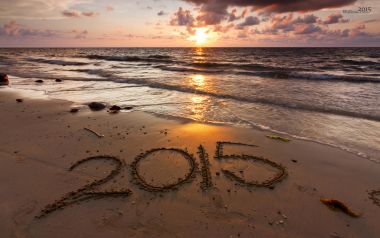 海滩夕阳下沙滩上写着2015的唯美风景壁纸