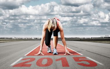 2015年新年起跑：女性运动员在户外跑道蓄势待发
