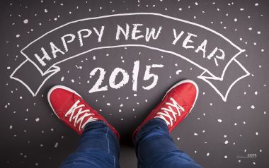 俯视视角下的2015新年快乐粉笔涂鸦与红色帆布鞋