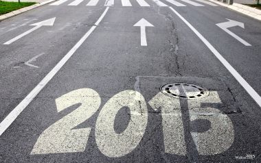 柏油马路上绘制的2015年数字与交通标线