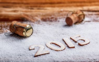 香槟软木塞与数字2015的新年庆祝桌面特写