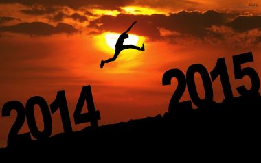 2015新年励志壁纸：剪影人物跳跃跨越2014至2015