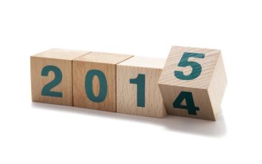 白色背景上的木质数字方块庆祝2015新年