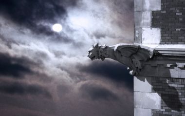 哥特式建筑石像鬼与满月夜空