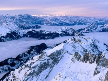 瑞士雾中阿尔卑斯雪山日出云海风光
