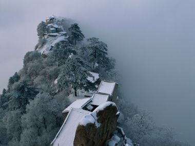 中国华山冬季雪后雾凇云海山间古建雪景