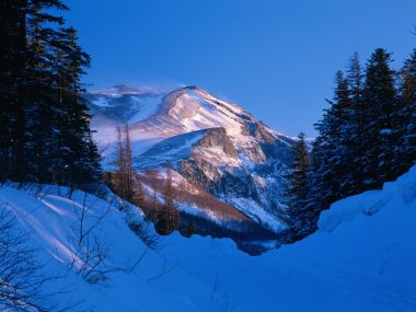 中国冬季雪山日出林间雪景