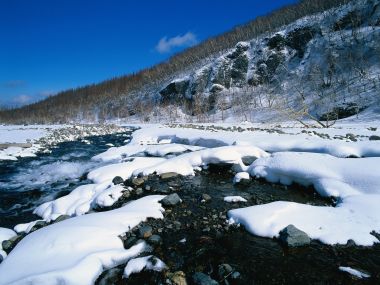 中国冬季山林不冻溪流雪景风光