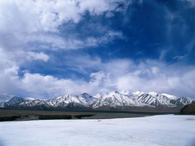 中国冬季高原雪山冰封湖面自然风光