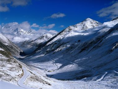 中国高原雪山山谷冬季盘山公路壮丽雪景