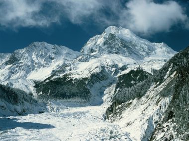 中国西部高山冰川冬日壮丽雪景