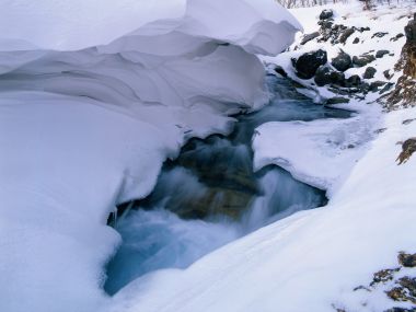 中国冬季冰雪山涧溪流自然风光