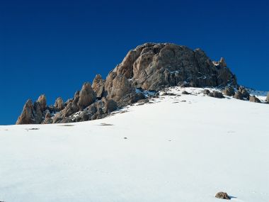 晴朗蓝天下的中国冬季雪山岩峰风光