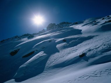 中国高海拔雪山晴日冬日雪景风光