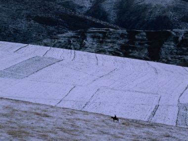 中国冬日高原雪地骑马人雪景风光