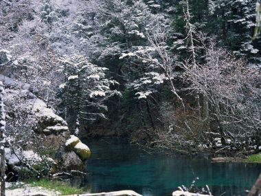 中国冬季原始森林碧湖雪景