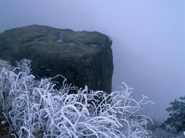 中国冬季高山悬崖雾凇雾景风光