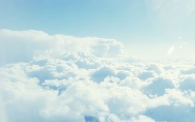 高空航拍晴朗蓝天蓬松云海自然景观