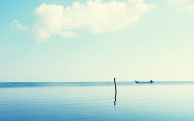 晴朗白日澄澈无人滨海海景 停泊小型渔船