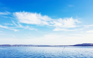 夏日晴空碧海远岸滨海自然风光
