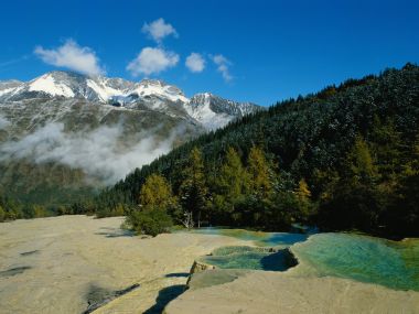 中国四川黄龙景区雪山彩池自然风光