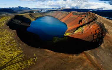 冰岛红岩壁火山口湛蓝湖泊航拍风光