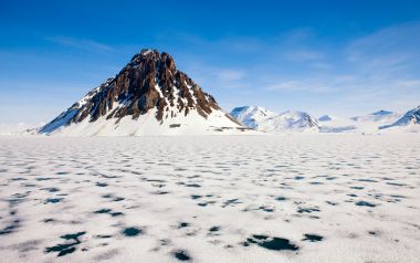 北极晴朗白日 积雪尖峰与融冰湖面极地风光
