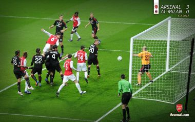 阿森纳3-0击败AC米兰的足球比赛场景