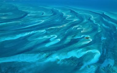 巴哈马高空航拍 蓝绿渐变热带海域沙洲风光