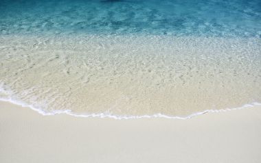 热带海滨白沙滩清澈浅海海浪风光