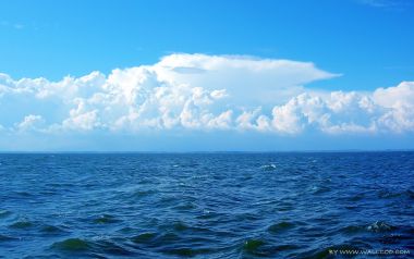 晴朗夏日远海碧海蓝天积云海景