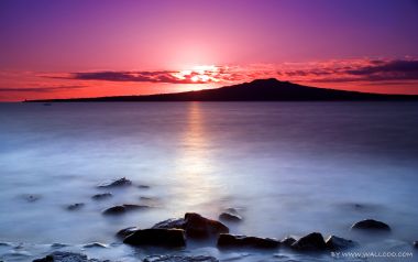 长曝光海上日出风光 紫霞雾感海面礁石海景