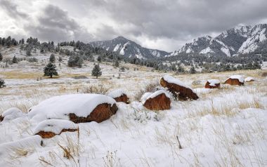 美国科罗拉多州平顶山雪景巨石