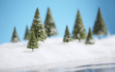 圣诞节微缩雪景中的玩具圣诞树