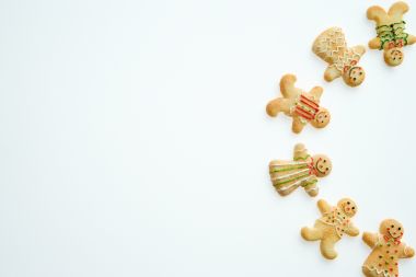 白色背景上排列的可爱圣诞姜饼人饼干