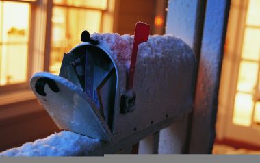 冬日积雪邮箱里的圣诞贺卡