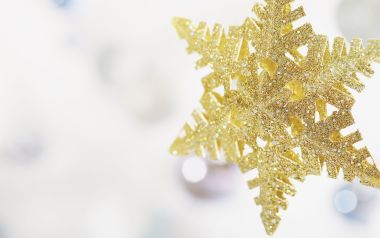 金色闪光雪花特写与梦幻光斑背景
