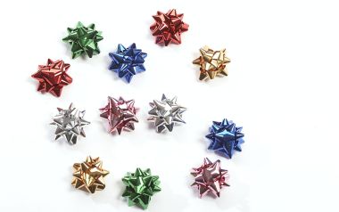 白色背景上的多彩金属光泽礼品蝴蝶结集合