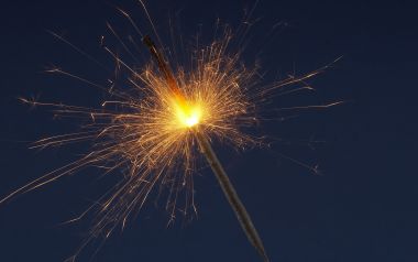 璀璨烟花棒在深蓝色夜空中的特写