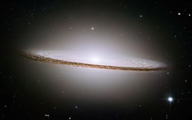 哈勃望远镜拍摄阔边帽星系深空影像
