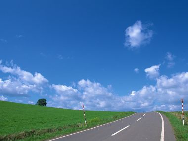 晴朗蓝天郊野乡间公路田园风光