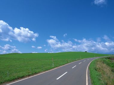 夏日晴空郊野乡间公路田园风光