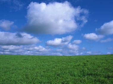 乡村旷野青草地蓝天白云自然风光
