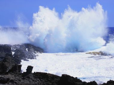 夏威夷火山岩海岸的汹涌海浪