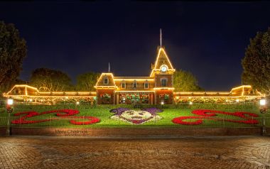 加州迪士尼乐园主街火车站圣诞夜景与米奇花坛